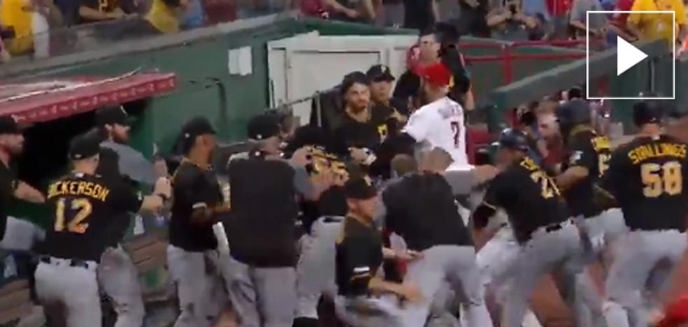 Un jugador de béisbol se lanza contra 15 rivales e inicia una monumental pelea