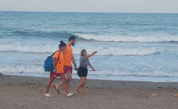 Los socorristas rescatan a una menor y a su padre en la playa de El Puig con síntomas de ahogamiento