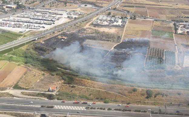 Incendio entre el parque de bomberos y la depuradora de Torrent