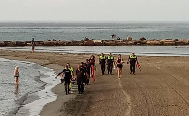 Rescatan a una joven ebria y semiinconsciente a punto de ahogarse en la playa de El Postiguet