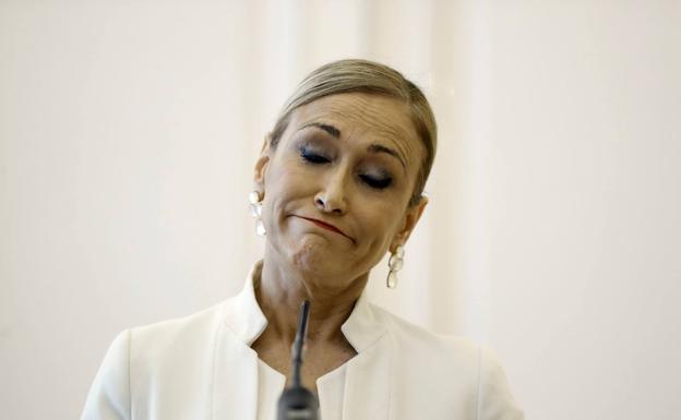 Cifuentes cree que está pagando «por haber levantado determinadas alfombras»