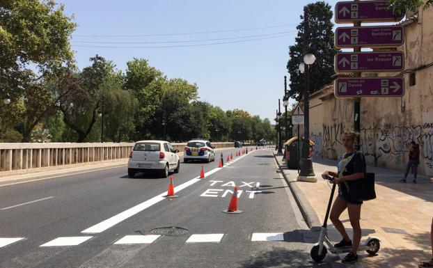 Comienzan las obras para segregar dos nuevos tramos del carril bus en la marginal derecha del río en Valencia