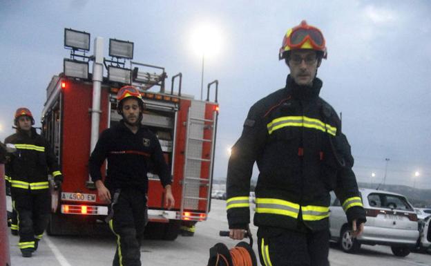 Un camionero queda atrapado tras sufrir un accidente frontal con un coche en Agost