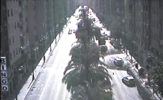 Tres carriles cortados en la avenida Doctor Peset Aleixandre de Valencia por una fuga de agua