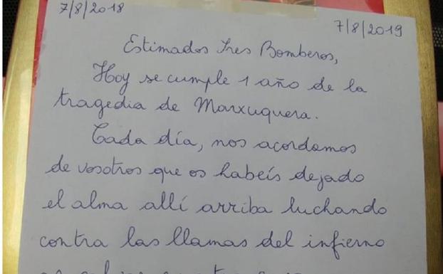 Una vecina agradece con bombones a los bomberos que le salvaran la casa en el incendio de Llutxent de 2018