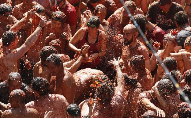 Reclaman ocho años de cárcel a dos exalcaldes de Buñol por la venta de entradas en la Tomatina