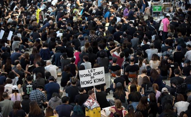 Sentada en el aeropuerto de Hong Kong antes de una nueva ola de protestas