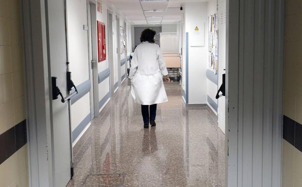 Sanitarios del Clínico denuncian falta de limpieza en los uniformes