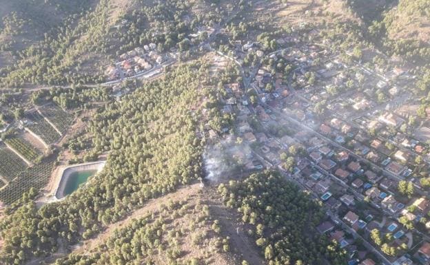 El esfuerzo de los bomberos para evitar que un incendio forestal afecte a la urbanización San Miguel de Náquera
