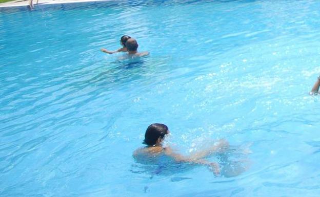 Hospitalizado un niño de cinco años con síntomas de ahogamiento tras ser rescatado en la piscina municipal de Artana