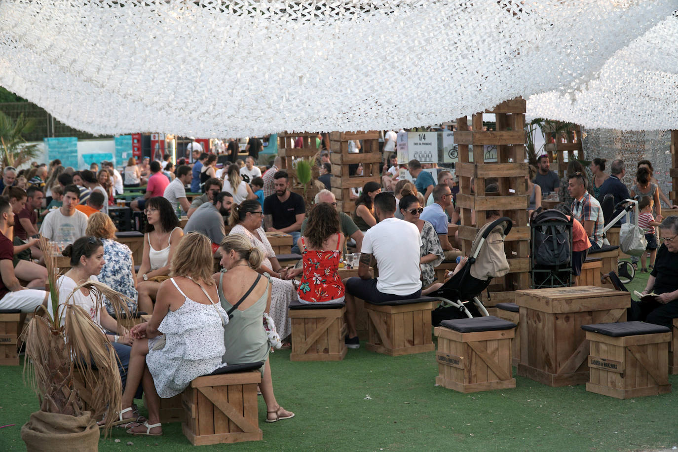 Moda y ocio gastronómico en la playa de El Puig con el festival Solmarket