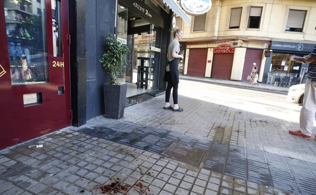 Acuchilla a un viandante en el cuello sin mediar palabra en el centro de Valencia