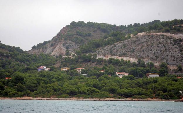 Rescatan a tres menores atrapados en una zona de rocas de Oropesa