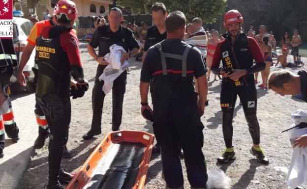 Rescatan a nado a un hombre que cayó cinco metros desde una cueva al río en Montanejos