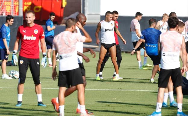 Rodrigo entrena y podría jugar contra la Real Sociedad