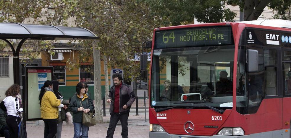 Liberan a un ciclista atrapado bajo un autobús en Valencia