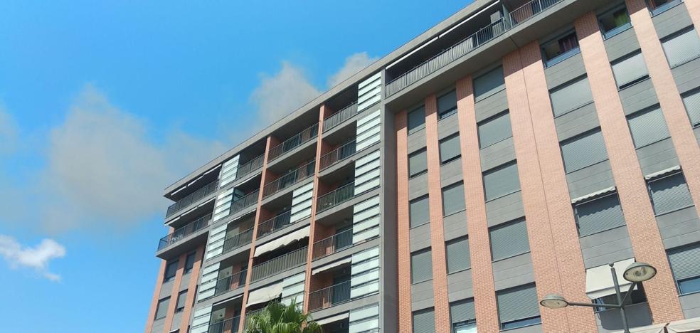 Un incendio obliga a confinar a los vecinos de una finca de Valencia