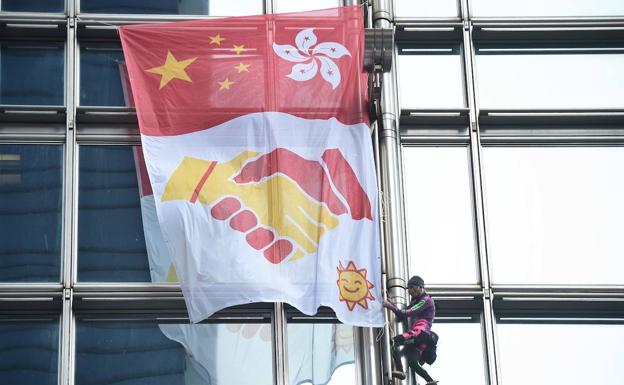 El 'Spiderman francés' escala un rascacielos de Hong Kong para llamar a la reconciliación con China