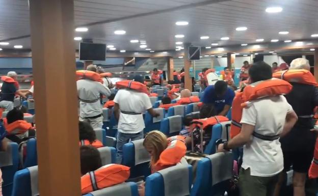 Vídeo: así ha sido la evacuación de los 400 pasajeros del ferry encallado en Dénia