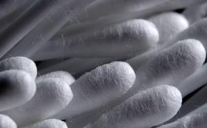 Una infección comienza a devorar el cráneo de una mujer tras usar bastoncillos para los oídos