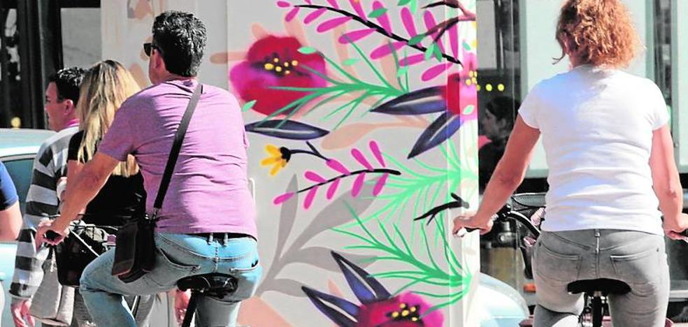 Las multas a coches crecen mientras bajan las sanciones a bicicletas en Valencia