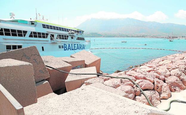 Sin fecha la retirada del ferry encallado en Dénia: «Sacar el buque es la operación más compleja»