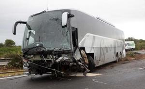 Un muerto y nueve heridos en la AP-7 al estrellarse un coche en dirección contraria contra un autobús en Amposta