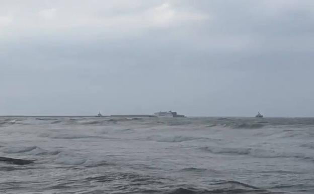 Refuerzan los amarres del ferry encallado en Dénia por el temporal