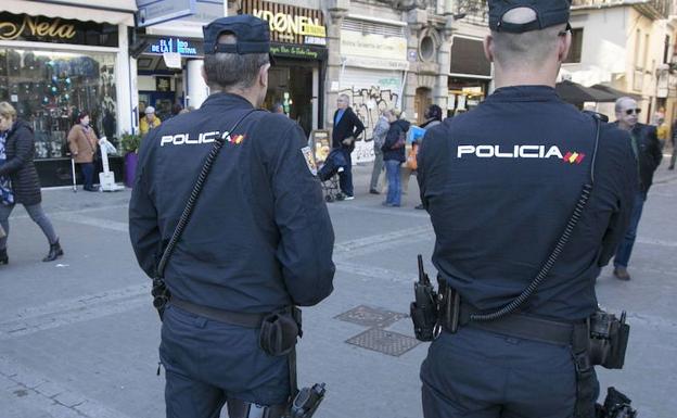 Dos policías nacionales en una calle de Valencia./D. Torres