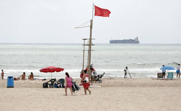 Cerradas al baño todas las playas de Sueca y cinco de Valencia por mar rizada