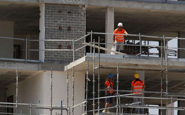 La construcción registra menos de la mitad de empleo que al inicio de la crisis