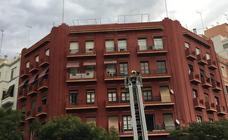 Arde el interior de una vivienda cerrada junto a la Finca Roja de Valencia