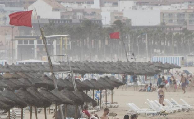 Las tormentas provocan desperfectos y obligan a cerrar numerosas playas de la Comunitat