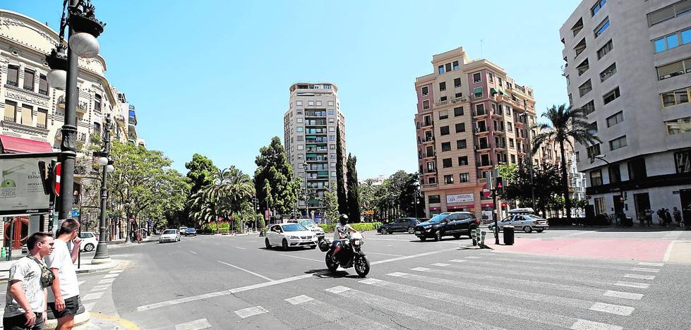 Los atascos en la calle Ruzafa obligan a restringir más el paso del tráfico