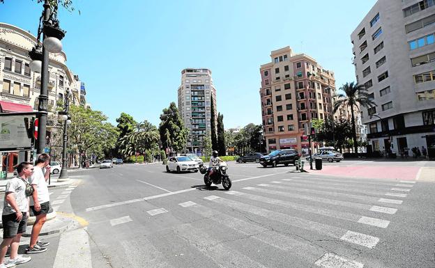 Los atascos en la calle Ruzafa obligan a restringir más el paso del tráfico