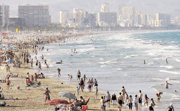 Encuentran dos fardos de hachís en 24 horas en la playa de San Juan