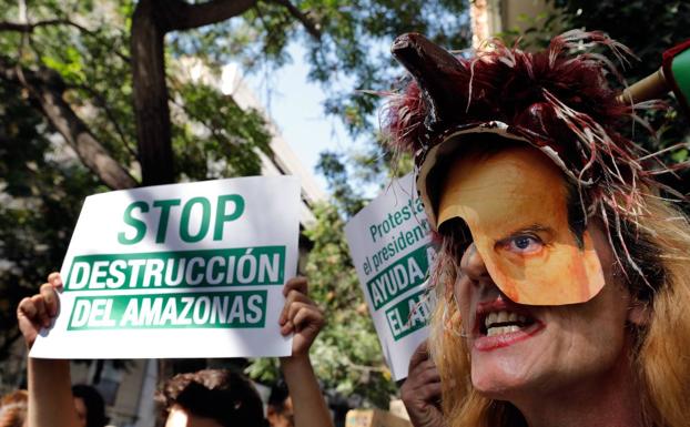 Una protesta en Valencia defiende la supervivencia del Amazonas: «No podemos respirar sin los pulmones de la Tierra»