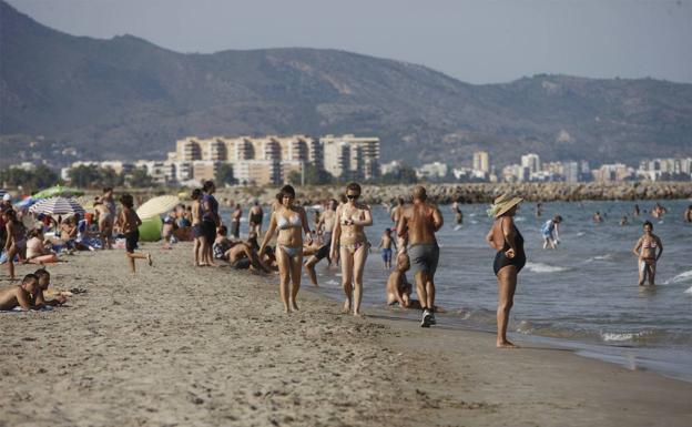 Hallan a la deriva frente a una playa de Castellón un fardo de droga de 34 kilos