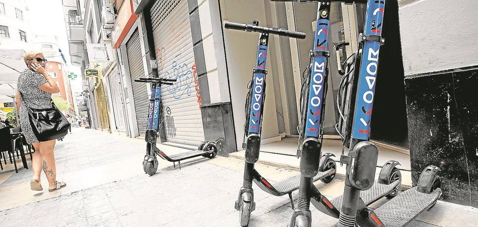 Motos y patinetes de alquiler toman Valencia ante la falta de regulación