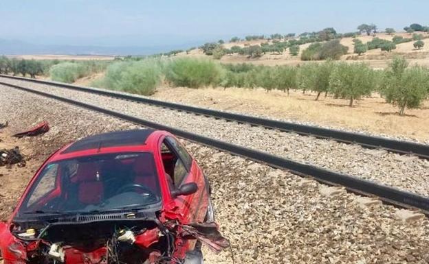 Dos heridos en Toledo al arrollar un tren a un vehículo averiado en las vías