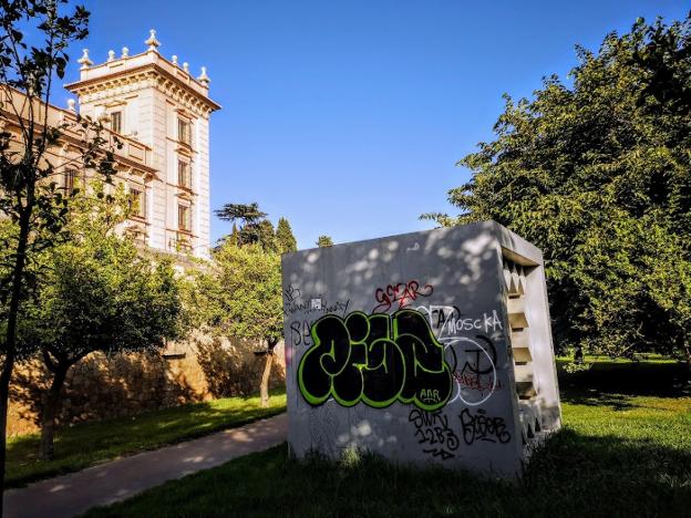 Pintadas y grietas afean el patrimonio escultórico de Valencia