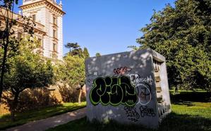 Pintadas y grietas afean el patrimonio escultórico de Valencia