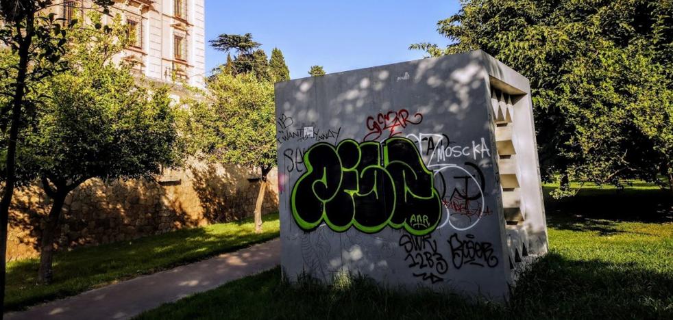 Pintadas y grietas afean el patrimonio escultórico de Valencia