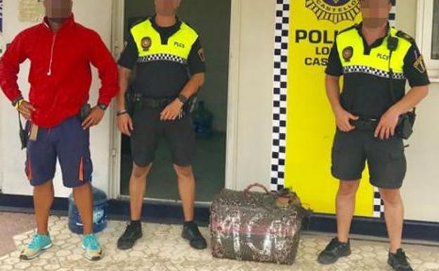 Aparecen otros dos fardos de hachís de 30 kilos en la playa de Alicante