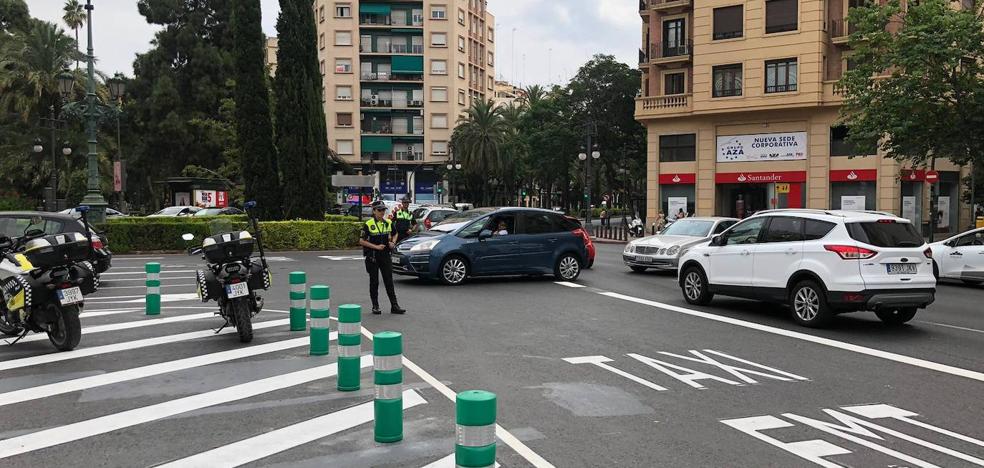 Primeras retenciones en la gran vía por el cambio en Ruzafa