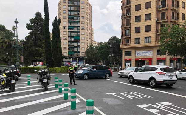 Primeras retenciones en la gran vía por el cambio en Ruzafa