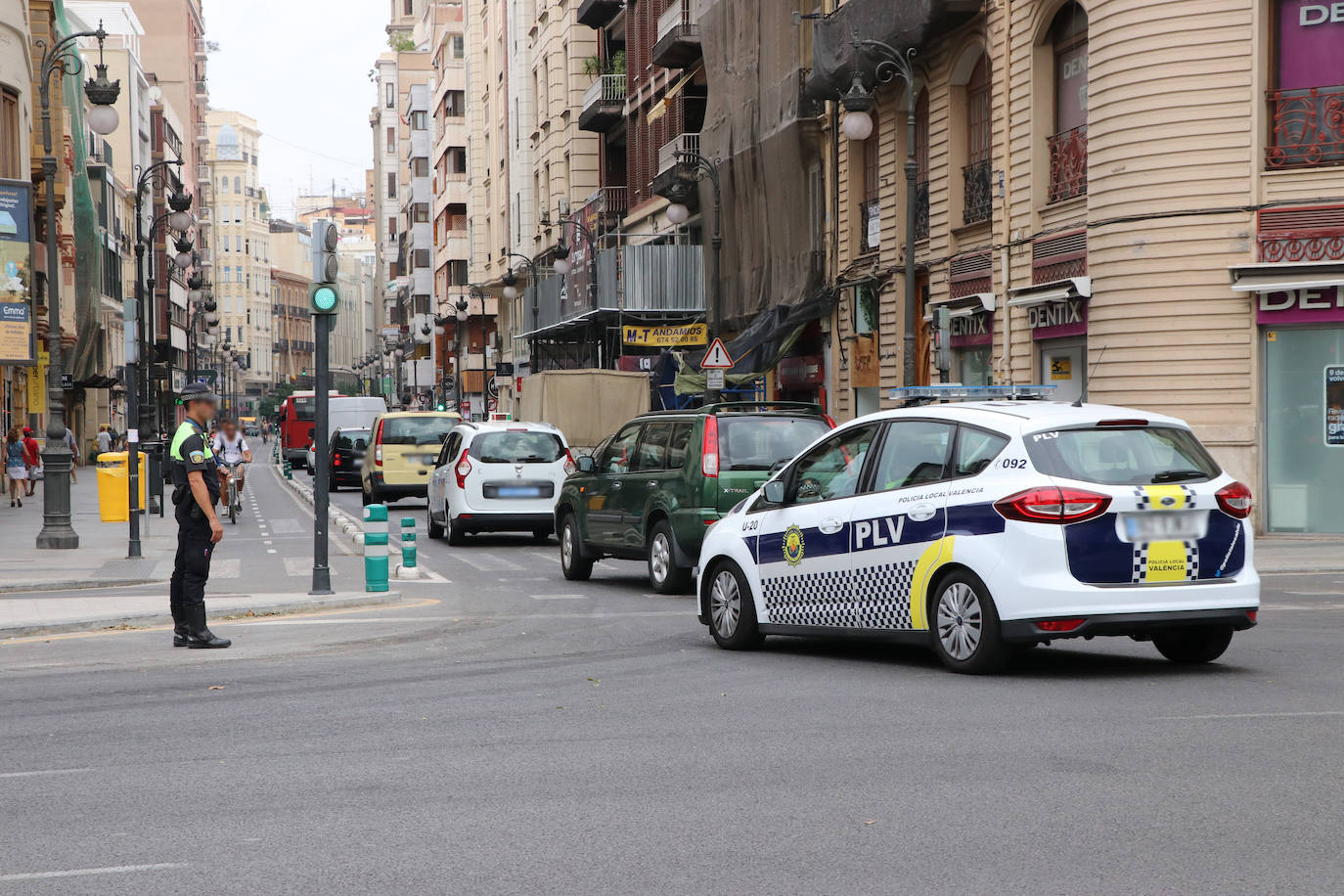 Primeras retenciones en la gran vía por el cambio en Ruzafa