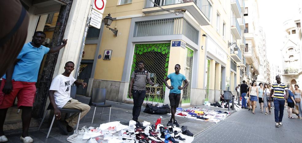 Los comerciantes alertan de que la presión en Barcelona traerá manteros a Valencia