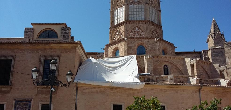 La catedral sigue sin permiso para las obras tras ocho meses de poner una lona por goteras