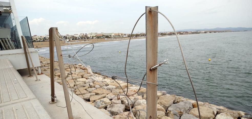 El vandalismo destroza la barrera que evita caídas en el espigón de la Marina